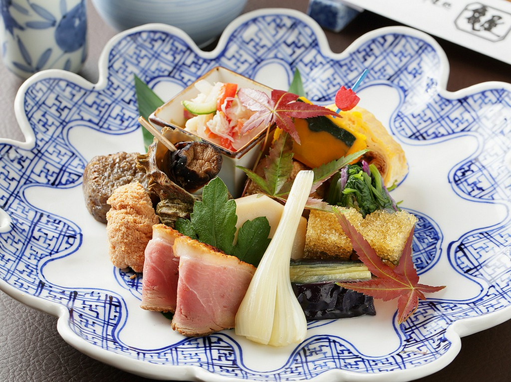 10種類以上のおばんざいを堪能できる『おばんざい盛合せ（皿盛り）』