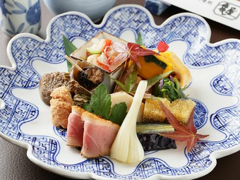 10種類以上のおばんざいを堪能できる『おばんざい盛合せ（皿盛り）』