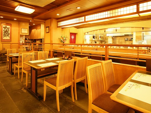 気軽に利用できるテーブル席は12席