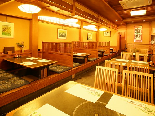 少人数での食事には、堅苦しくない1階がおすすめ