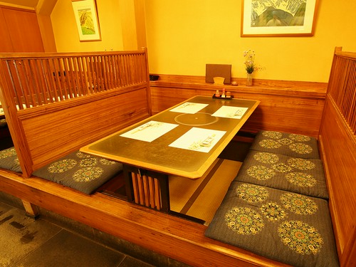 足を伸ばして、ゆったりと過ごせる掘りごたつ席