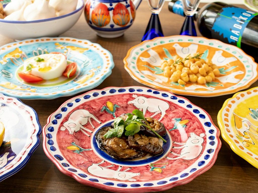 明るい色使いに心が弾む、南イタリアのお皿が食卓を楽しく演出
