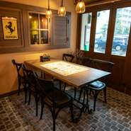 石畳を敷き詰めたテーブル席は、情緒あるヨーロッパのテラス席をイメージしたもの。扉を開放すればオープンな空間となり、イタリアの街角にいる気分で優雅なひとときを満喫できます。