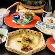 地元の人々が多く集まる、落ち着いた大人の雰囲気ながらも肩ひじ張らずにくつろげる空間。常連客も多く、ゲスト同士の会話も弾みます。京都出身の女将のおもてなしとともに、こだわりの料理の数々を楽しめます。