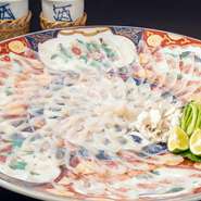 先代の頃から30年以上、ふぐ料理を看板メニューとしています。5人ものふぐ処理師が店内で新鮮なうちに捌き、数日間寝かせることで水分を抜いた旨みの濃いこだわりのとらふぐを味わえるのが魅力です。