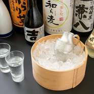 専門店ならではの、2kgほどの大きなふぐのヒレを使ったヒレ酒を堪能できます。お店で焼いたヒレが香ばしく、独特の香りと旨みがお酒に滲み出しています。他にも日本酒やワインなど、幅広いお酒を取り揃えています。