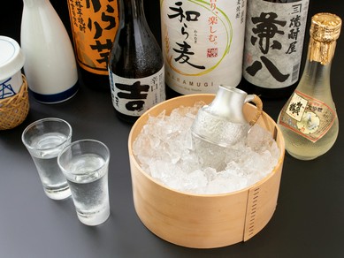 大きなふぐのヒレをお店で焼いた、香ばしいヒレ酒を楽しめる