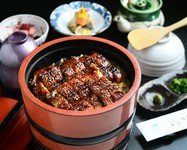 テイクアウトOK
並 3,800円
上 5,100円
特上 6,100円
うなぎの量
並……半分
上……3/4本+肝吸
特上…1本