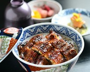 テイクアウトOK
並 3,600円
上 4,900円
特上 5,900円
うなぎの量
並……半分
上……3/4本+肝吸
特上…1本