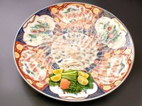 伊万里焼きの大皿に菊の花に見立て鉄刺をご用意いたします