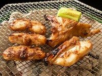 大ぶりのとらふぐの身を香ばしく醤油焼きにします。
すだちを絞るとさらにおいしく召し上がっていただけます