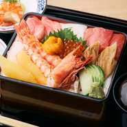 中トロ・車エビ・煮アナゴ・イクラ・生ウニ 等
＋200円で酢飯に変更できます

※仕入れによって内容は異なります