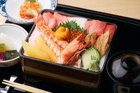 中トロ・車エビ・煮アナゴ・イクラ・生ウニ 等
＋200円で酢飯に変更できます

※仕入れによって内容は異なります