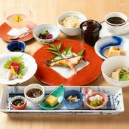 松茸の土瓶蒸し付き(～11月中旬)

現在の選べるメイン料理2種
【ふぐの唐揚げ／メカジキ西京焼き】
※季節や仕入状況により内容が一部変更になる場合がございます。予めご了承ください。