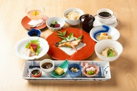 松茸の土瓶蒸し付き(～11月中旬)

現在の選べるメイン料理2種
【ふぐの唐揚げ／メカジキ西京焼き】
※季節や仕入状況により内容が一部変更になる場合がございます。予めご了承ください。