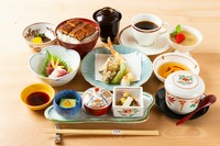 三河一色産の鰻を使用したミニうなぎ御膳は、いろいろなものが少しづつ食べたい方にピッタリ。ミニとは思えない満足感！