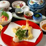 前菜三種、造り、茶碗蒸し、天ぷら盛合せ、ご飯、香物、味噌汁