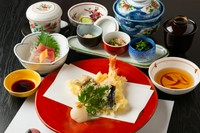 前菜三種、造り、茶碗蒸し、天ぷら盛合せ、ご飯、香物、味噌汁