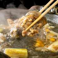 天然物のすっぽんを店で捌き、酒を加えて煮込んだすっぽんの旨みたっぷりの濃厚スープを味わえます。新鮮なものを使用しているため、コース料理では内臓まで様々な調理法で楽しむことができます。