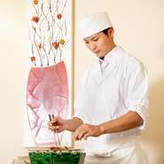 ゲスト一人一人ときちんとコミュニケーションを取り、好みなどを仲居と共有した上でタイミング等を計算して料理を提供しています。各々のニーズに合わせたきめ細やかな丁寧な対応が魅力です。