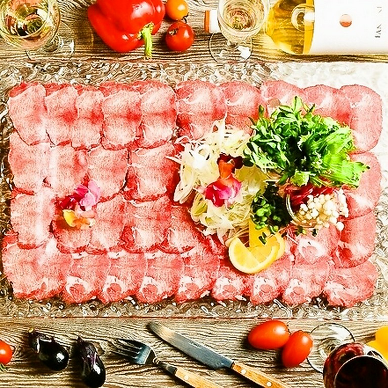 充実の料理とおしゃれなカクテルを味わい、ガールズトークも全開