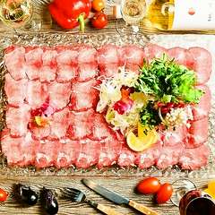 充実の料理とおしゃれなカクテルを味わい、ガールズトークも全開