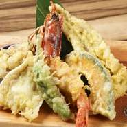 旬の魚介や野菜など、少しずつオーダーができる『天ぷら各種』