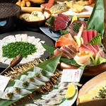 魚河岸天ぷらを中心としたオトクなコースは2800円からご用意しております。飲み放題付きは4000円から○　新鮮な魚料理の数々と豊富な日本酒をご一緒にお楽しみください。