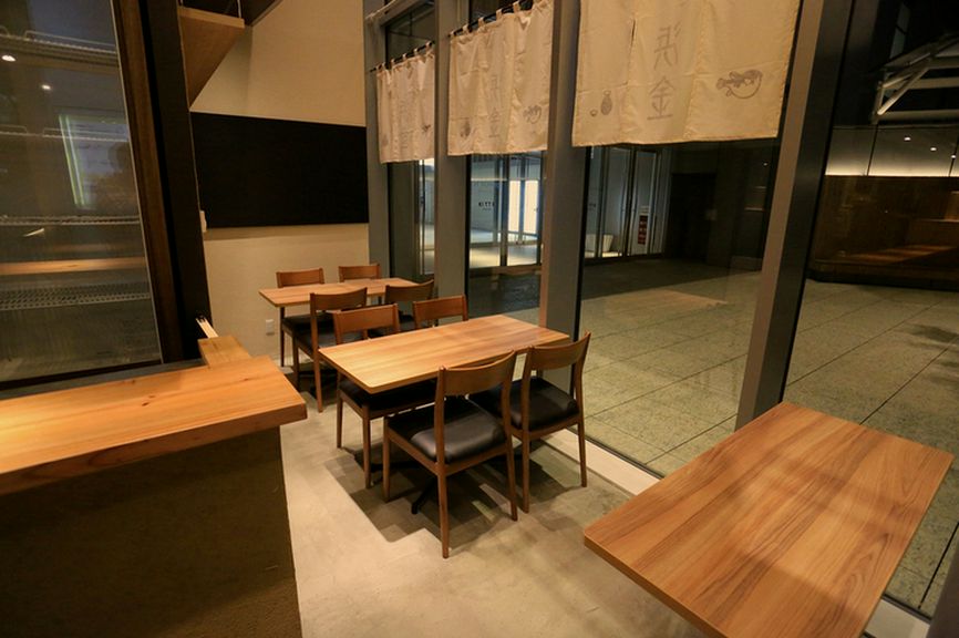 テーブル席4名×3、掘りごたつ席6名もご用意