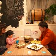 4名さま用テーブル席は背もたれが高く目隠しになっています。背もたれが壁代わりとなり、小さいお子さま連れのファミリーも周りの目が気になりません。週末は家族揃ってワンランク上のランチはいかがでしょう。