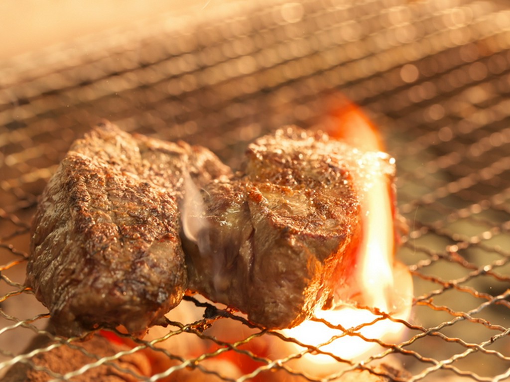 噛むほどに旨みが広がる。素材の旨みに炭火の薫りと風味豊かな『炭焼き　愛知牛ランプ』