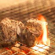 肉の臭みがなく、ほんのりとした甘みと旨みが詰まった柔らかい赤身のランプ。炭火で焼くことにより、カリッと香ばしく、中はジューシーに、また風味も損なわれることなく噛むほどに旨みが広がります。