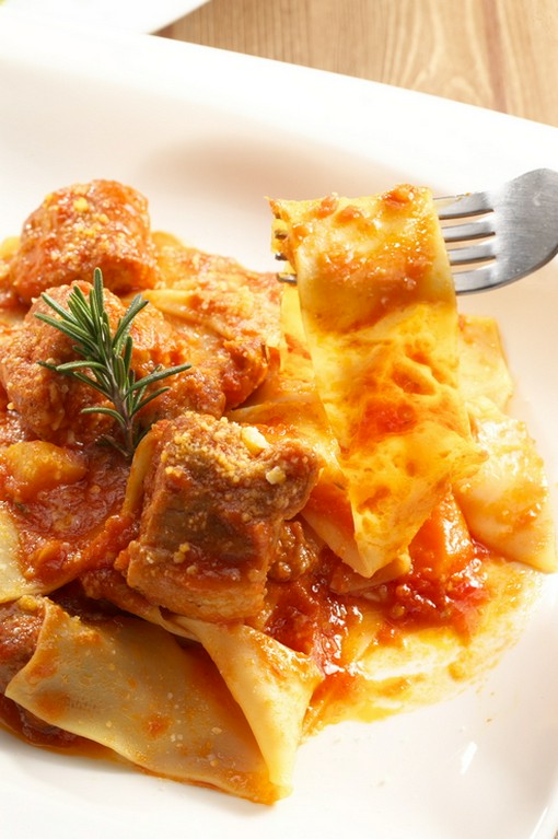 手間暇かけて煮込んだソースが絶品の『シェフ自慢の季節の生パスタ　豚肉のマレンゴ風煮込みパスタ』