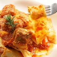 香味野菜をじっくり炒めることで旨みを引き出し、肉をこんがり焼くことでソースに深みを与え、更に長時間かけて煮込んだパスタソ ース。生パスタと絡んだソースは絶品です。（ソースは季節によって変わります。）