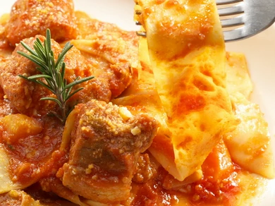 手間暇かけて煮込んだソースが絶品の『シェフ自慢の季節の生パスタ　豚肉のマレンゴ風煮込みパスタ』