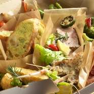 やわらかな肉質で赤身本来の旨みが堪能できる愛知牛や、三河湾で捕れた旬の新鮮な魚、地元愛知の新鮮野菜を使っています。既製品は使わず全て手づくりにこだわっています。