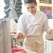 お客さまには堅苦しくなくフランクな対応を心掛けています。また、地元の食材を中心にイタリア料理らしく素材を活かしたお料理をできるだけ華やかにお出ししたいと考えております。