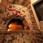 当店のピザはイタリアと全く同じ製法です。きめ細やかな生地だからこそ、薄焼きクリスピーな食感を生み出すローマPIZZA特有の美味しさを味わえます。イタリア製の薪窯で職人が焼き上げるピザをぜひご賞味ください。