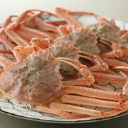 長年付き合いのある全国の市場や漁港、農家などから、鋭い目利きで納得できる食材だけを入手。魚は国産の天然物にこだわり、珍しい高級魚をはじめ、季節ごとに旬の魚介を仕入れています。