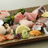 徹底してクオリティを重視した料理は、接待でも喜ばれること間違いなし。天然の魚を贅沢に使った刺身や煮付けなど、吟味した素材を存分に生かした料理が揃います。全国の地酒もハイクラスな逸品ばかり。