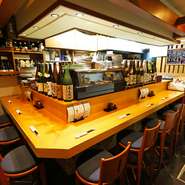 気軽に利用できるカウンター席は、仕事帰りの一人飲みにぴったり。店主との会話を楽しみながら、美味しい魚とお酒に酔いしれるひとときは格別です。周辺にはビジネスホテルも多く、出張の際の食事にも最適。