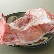 たっぷり脂がのったカマは、1匹の本鮪からわずかしかとれない希少部位。濃厚ながらしつこくなく、さらりとした上質な脂が口の中に広がります。シンプルなカマ焼きのほか、とろけるようなカマトロの刺身も秀逸です。	