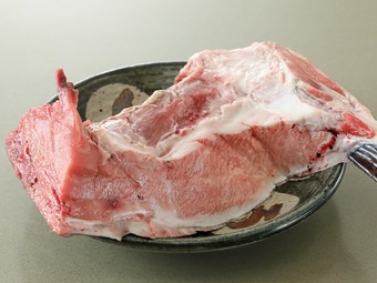 贅沢なカマトロ刺身やカマ焼きが絶品。脂のり抜群の希少部位『生本鮪カマ』