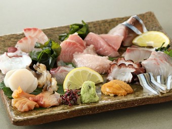 ほぼ全員が注文する看板メニュー。とれたての魚介を10種以上味わえる『天然刺身盛合せ』