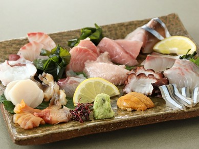 ほぼ全員が注文する看板メニュー。とれたての魚介を10種以上味わえる『天然刺身盛合せ』