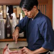 魚と地酒の組み合わせを楽しめるよう、料理と相性の良いお酒を丁寧にアドバイス。また、「最近疲れやすい」「風邪気味」など、それぞれの体調を聞いて、元気になれる料理を提案しています。