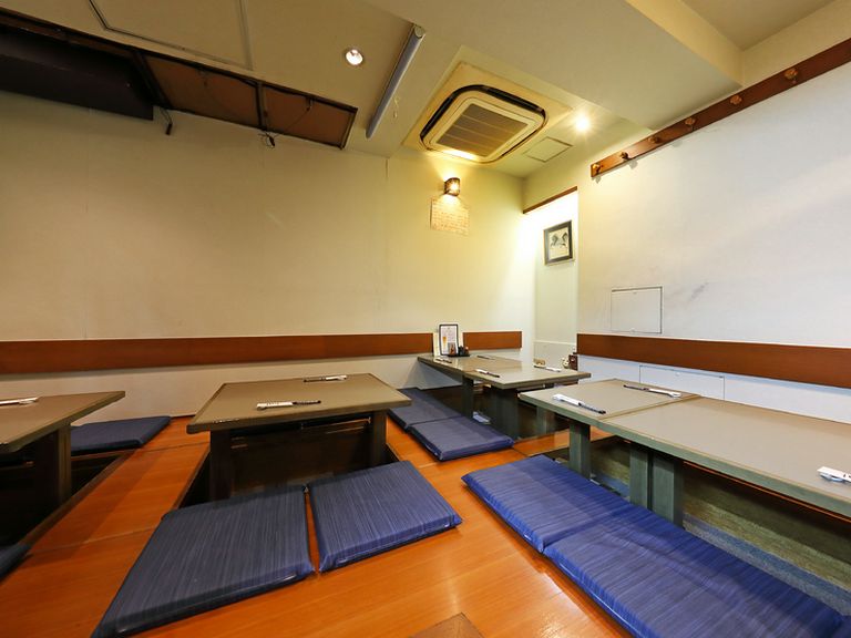 天然の魚とレアな地酒を、居心地の良い座敷やカウンター席で