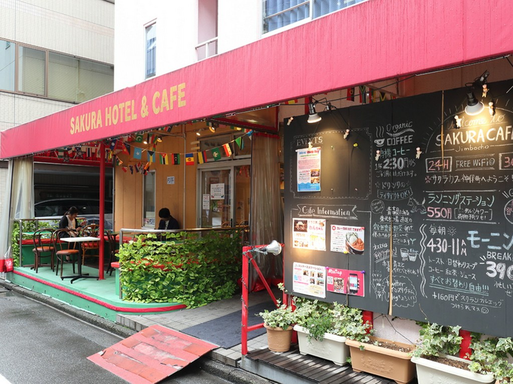 赤いシェードが目を引く、ホテルの1階にあるカフェレストラン