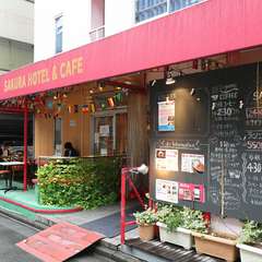 赤いシェードが目を引く、ホテルの1階にあるカフェレストラン