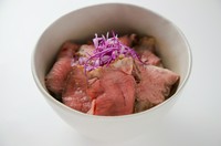 牛もも肉のローストビーフ　照り焼きソースです
